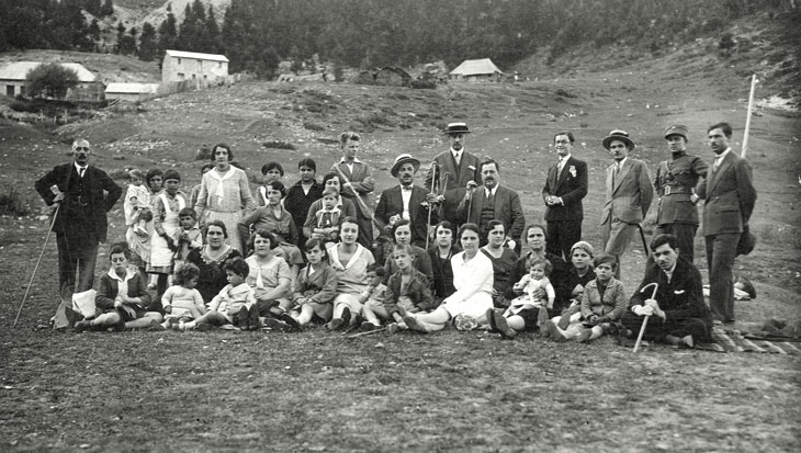 Οικογενειακή φωτογραφία της εποχής στο Περτούλι