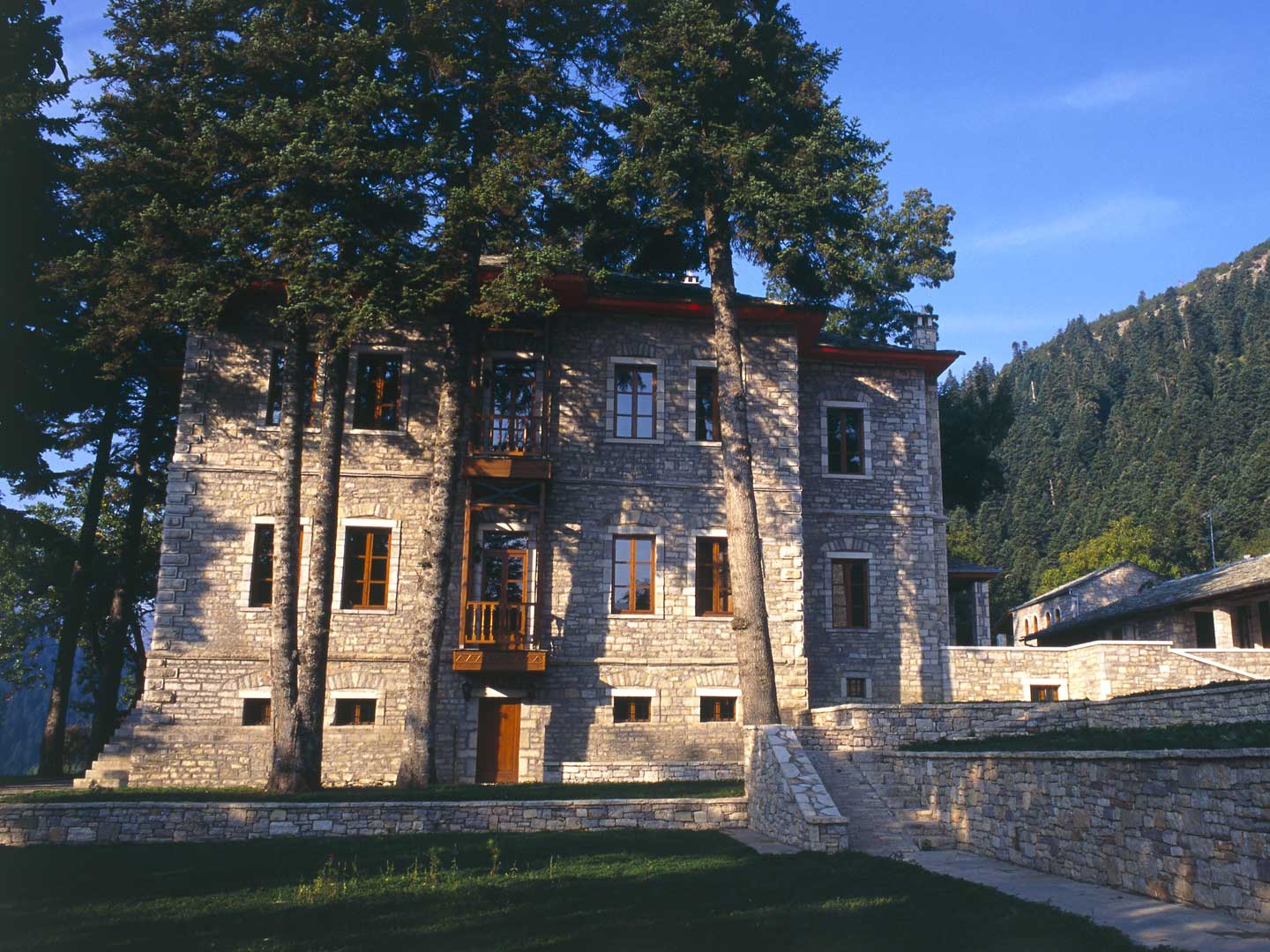 Καλοκαίρι, Ξενοδοχείο Αρχοντικό Χατζηγάκη