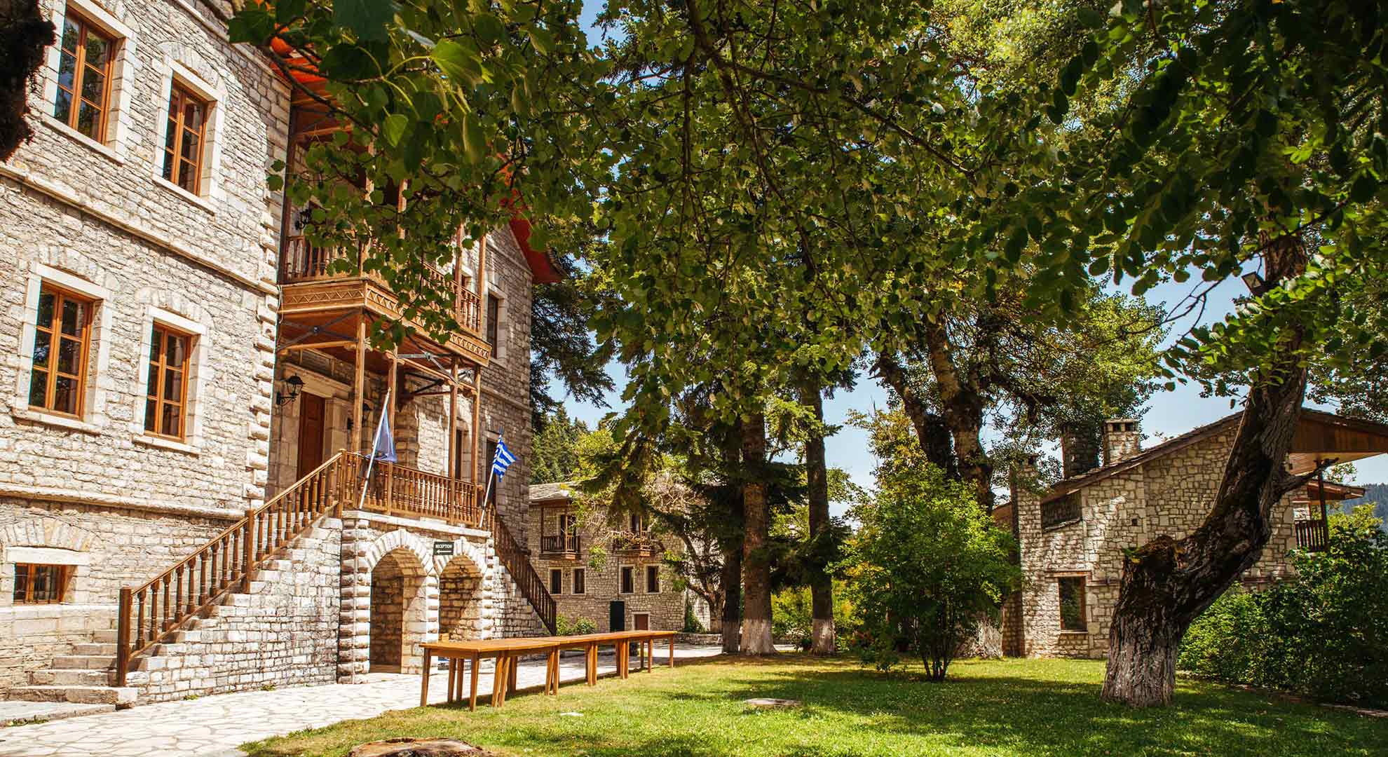 Το Αρχοντικό την άνοιξη Το Αρχοντικό την άνοιξη