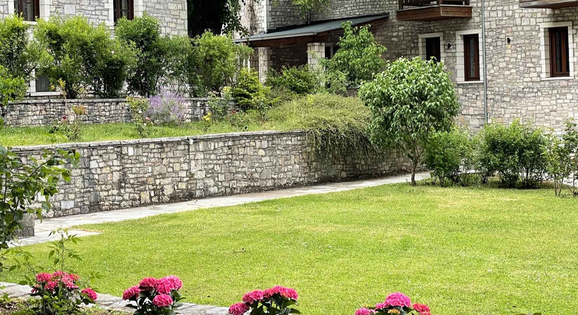 Το Αρχοντικό την άνοιξη Το Αρχοντικό την άνοιξη