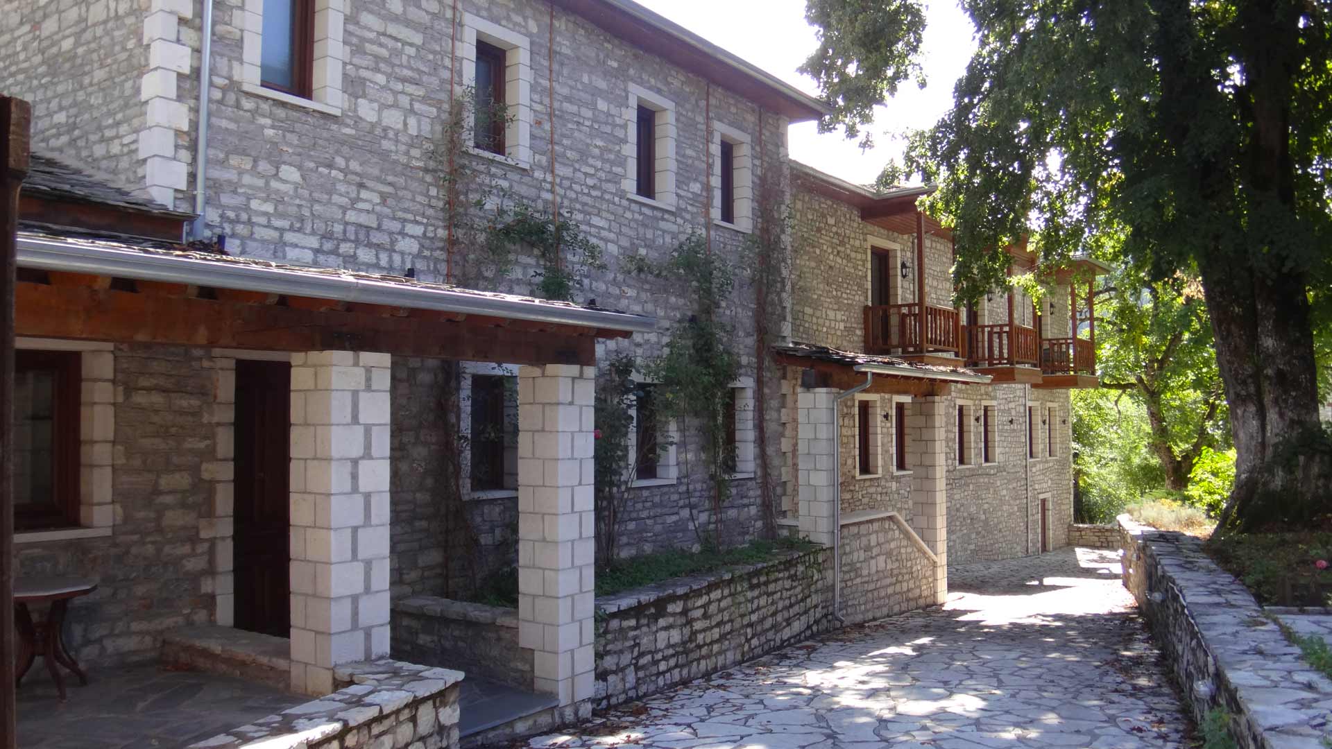 Η νεά πτέρυγα από την είσοδο ξενοδοχείου Αρχοντικό Χατζηγάκη