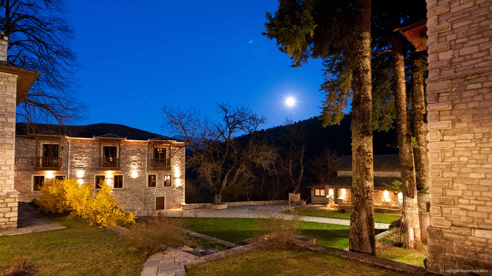 Η νέα πτέρυγα του ξενοδοχείου Αρχοντικό Χατζηγάκη το βράδυ