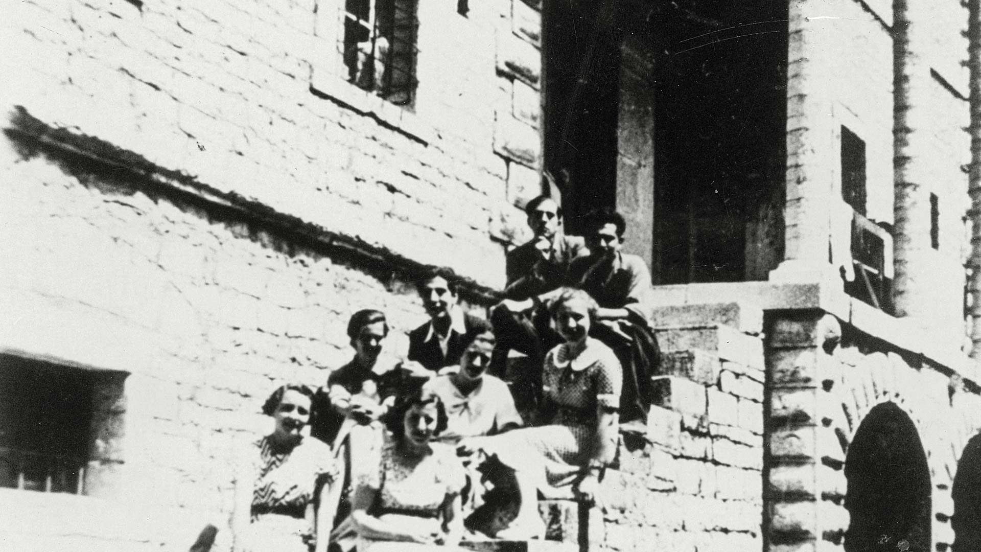 Commemorative photo at the stairs of the Manor