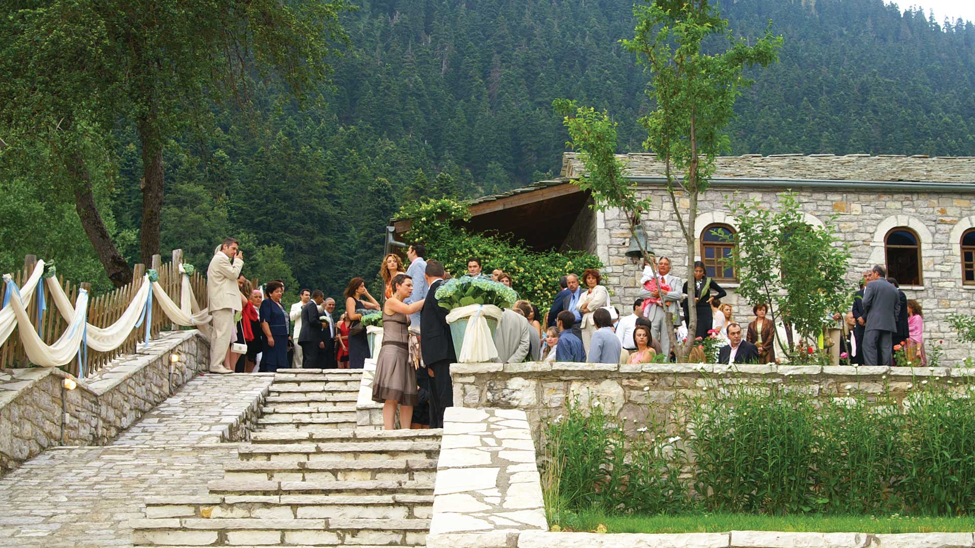 Η εκκλησία δίπλα στο χώρο δεξίωσης Η εκκλησία δίπλα στο χώρο δεξίωσης